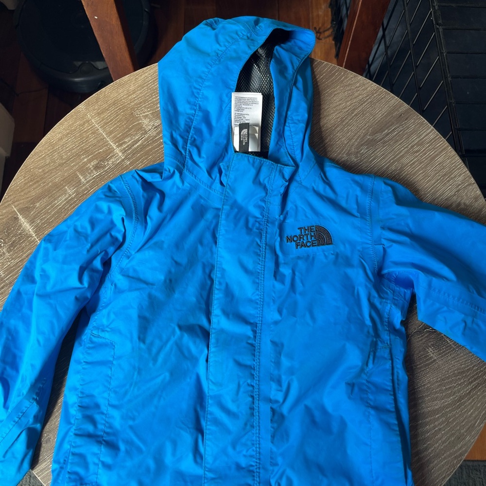 The North Face kids rain coat in great condition. Like New! Size 2T.